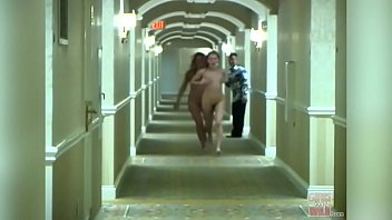 ガールズゴーンワイルド-ホテルでアモックを実行している若いレズビアンサラとジェイミー