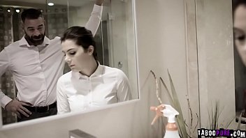 セクシーなヨーロッパのメイド、ヴァレンティーナ・ナッピは彼女の仕事をしたいだけですが、彼女の変態雇用主は彼女の追加のサービスを望んでいるので、彼はバスルームの中で彼女とセックスします。