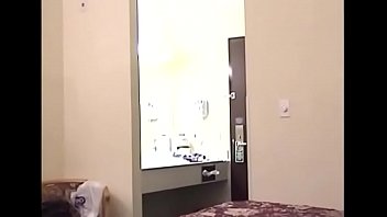 ひよこは本当に彼女の恋人の素晴らしいラムロッドを飲み込むのが大好きです