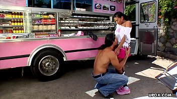 エミー・レイエスはハンサムな男とのラフな屋外セックスが好きです