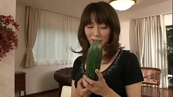 日本人m。大きなきゅうりで自慰行為