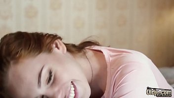 セクシーで角質のティーンはおじいちゃんに彼女の猫の小犬スタイルの宣教師と複数のポジションをファックするように頼みます、そして、彼女が彼女の指からも絶頂をなめることができるように