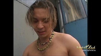 若いスタッドはお尻の中で古いおばあちゃんとセックスします