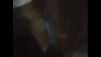 甘美な湯たんぽは彼女のボーイフレンドを飲み込みと性交で扱います