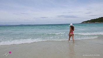 熱帯の島のパラダイスビーチを歩くセクシーな美女はホテルの部屋でチンポをしゃぶってファックして終わった