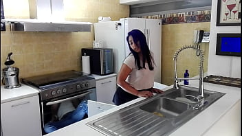 熟女は彼女の隣人を誘惑して彼のチンポを彼女に入れる