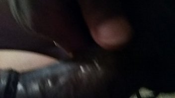 白人の妻はBBCのペニスのいたるところに絶頂します。 Sks＆Sno