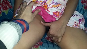 セクシーなガールフレンドはセックスの準備ができていますが、彼女はとても恥ずかしがり屋です