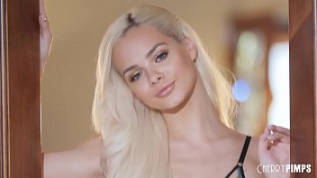 セクシーなエルザ・ジーンは、セクシーなストリップショーの後、降りて汚れて自慰行為をします