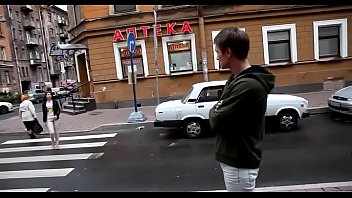 柔らかいベッドは野生のディックに乗るのに最適な場所になります