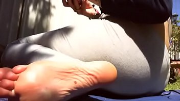 公共の公園で美味しいおならがやって来て、私をスパイして楽しんでください