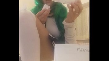 あなたの小さないとこが放課後に何をするか見てください...彼女の手には何がありますか？