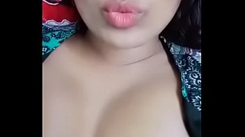 彼女のおっぱいを見せているスワティナイドゥ