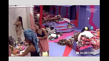 Paula Sperling показывает киску и грудь на BBB19