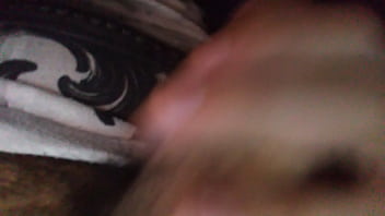 私は私の叔母の隣でけいれんします