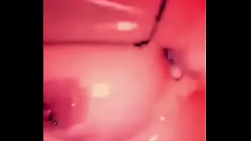 ぽっちゃり妻はシャワーを浴びて彼女のおっぱいを見せます