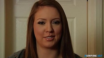 セクシーなベイビーは顔に複数のザーメンを取得します