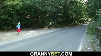 Автостопная блондинка-бабушка скачет на его молодом члене