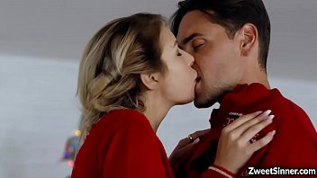 痴女の のガールフレンド、カルメン・カリエンテは彼女のお父さんのボーイフレンドであるライアン・ドリラーを誘惑し、彼女のボーイフレンドが町を離れている間に彼とセックスします。