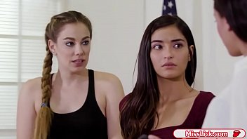 2人の の女は彼らの先生に顔面騎乗します