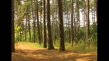 巨大な自然のおっぱいを持つ驚くべきローラは裏側のファックを経験します