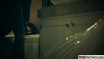 入れ墨されたベイビーは床に激しく突っ込んだ