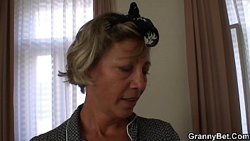 二日酔いの後、彼は成熟した女性の掃除をします