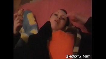 おいしいかろうじて合法的なブルネットギャルターニャはセックス活動を楽しんでいます