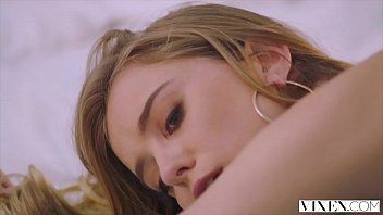VIXENモデルは上司との驚くべきワイルドセックスを持っています