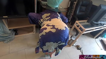 继母在潜行时卡住，然后与他发生性关系