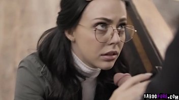 ホイットニー・ライトは、変態ソーシャルワーカーによって救出され、彼女の十代の猫をクソすることによって搾取された処女の十代です。