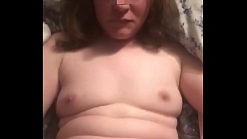 彼女のクリトリスで遊んでいる間、恥ずかしがり屋のガールフレンドは犯されます。
