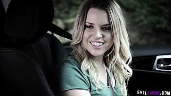 オーブリー・シンクレアは、変態インストラクターのブラッド・ナイトとの運転レッスンセッションを開始することに興奮しており、結局車の中でセックスしました。