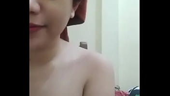 彼女の乳白色のおっぱいを公開する美しい熱い北インドの湯たんぽ