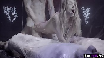 エイリアンに連れられてライブショーで主演させられたカップル！