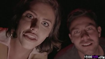 男はひざまずいて入り、女は彼の下を這う！
