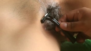 私は彼女とセックスするために彼女の猫を剃り、彼女はそれを許可した