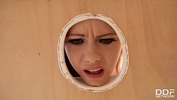 マッサージセラピストは彼女を本当に激しくスパンキングすることによって赤毛エラヒューズを支配します