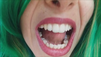なんて恥ずかしい！私のm。彼女はまだ若いオタクの女の子だと確信しているので、彼女は髪を緑色にし、このビデオを私の小さな友達全員に送って誘惑しました