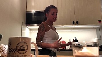 キッチンカムの完璧なスロットマシン、ノーブラシルビアと彼女の素晴らしい乳首