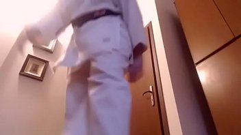 나는 당신의 가라테 선생님이고 작은 벌레처럼 당신을 지배하고 싶습니다