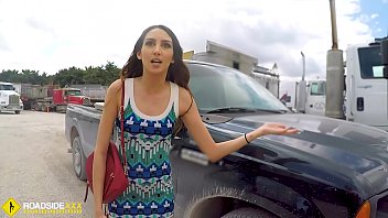 道端-スパイシーなラティーナは彼女の車を解放するために大きなペニスをファック