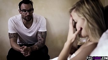 傷つきやすいのマディソンハートは、リハビリ中にこの角質の将校にだまされてセックスをしました。彼女は、早期退出と引き換えにカウンセラーとセックスする価値があると判断しました。