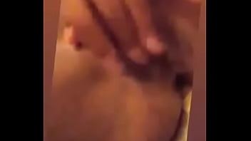 彼は彼が与えるためにバラをするようにけいれんします