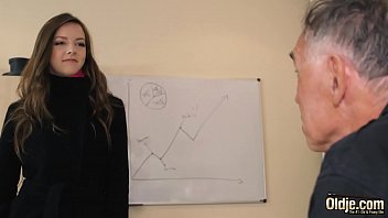痴女ティーンは彼女の舌の上で絶頂を取り、年上の男によってハードコアが犯された後にそれを飲み込みます