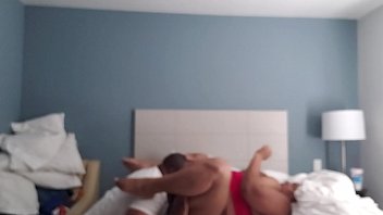 Ест и стучит по этой киске. Делаем ей крем.