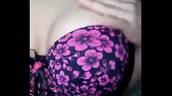 ソフィア・レヴェロは私に彼女のおっぱいを見せてくれます