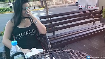 インタラクティブなおもちゃで公共の場でいたずらカミング公共の女性のオーガズムインタラクティブなおもちゃの女の子とリモートの雰囲気の外