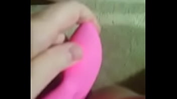 本当のブロンドの猫の髪、バイブレーターで自慰行為をしている女の子