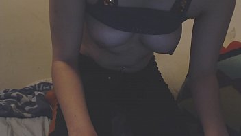 a。私の乳首と私のおっぱいを叩き、私の禿げたおまんこを露出させる